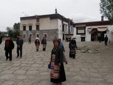 Locals, Shigatse